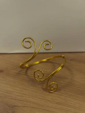 A gold or silver wire molded with curves to create an aesthetic look. customisable at request!!!!!