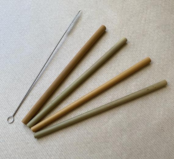 4 bamboo straws and a cleaning brush