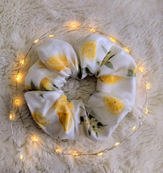 White lemon-patterned cotton scrunchie