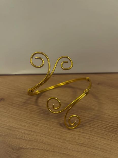 A gold or silver wire molded with curves to create an aesthetic look. customisable at request!!!!!