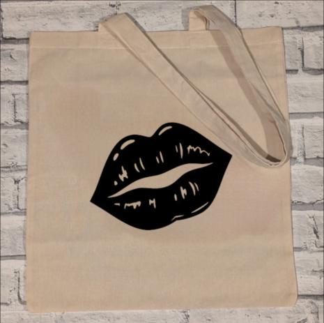 Lips print on bag